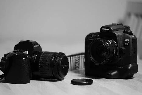 ein schwarz-weiß-Foto zweier analoger Kameras