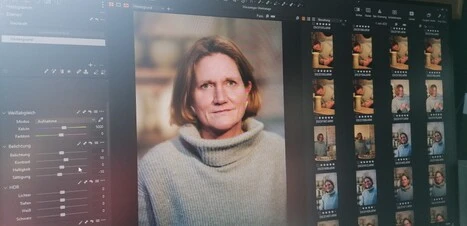 Eine Ansicht eines Computerbildschirms auf dem ein Fotoprogramm zu sehen ist, in dem gerade Fotos einer Frtau im Rollkragen bearbeitet werden.