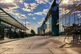 Ein Raster mehrerer Bilder mit unterschiedlichen Motiven von Makroaufnahmen über landschaften bis Stadtansichten.