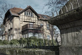 Ein Raster mehrerer Bilder mit unterschiedlichen Motiven von Makroaufnahmen über landschaften bis Stadtansichten.