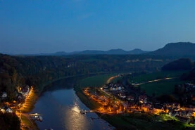 Ein Raster mehrerer Bilder mit unterschiedlichen Motiven von Makroaufnahmen über landschaften bis Stadtansichten.