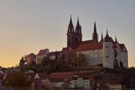 Ein Raster mehrerer Bilder mit unterschiedlichen Motiven von Makroaufnahmen über landschaften bis Stadtansichten.