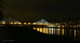 Ein Raster mehrerer Bilder mit unterschiedlichen Motiven von Makroaufnahmen über landschaften bis Stadtansichten.