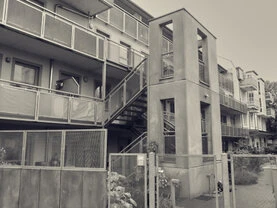 Ein Raster mehrerer Bilder mit unterschiedlichen Motiven von Makroaufnahmen über landschaften bis Stadtansichten.