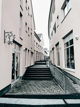 Ein Raster mehrerer Bilder mit unterschiedlichen Motiven von Makroaufnahmen über landschaften bis Stadtansichten.