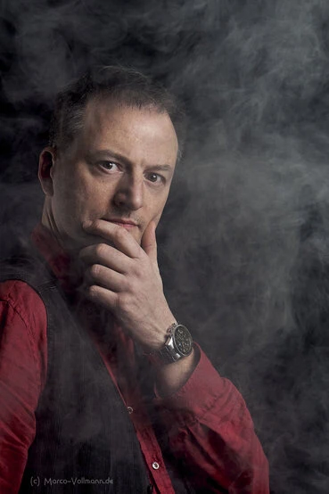 natürliche Portraits junger Männer und Frauen