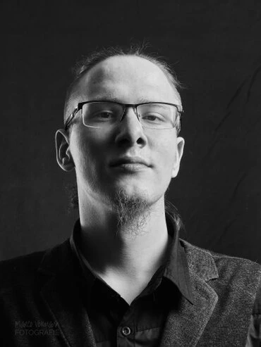 natürliche Portraits junger Männer und Frauen