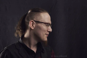 natürliche Portraits junger Männer und Frauen