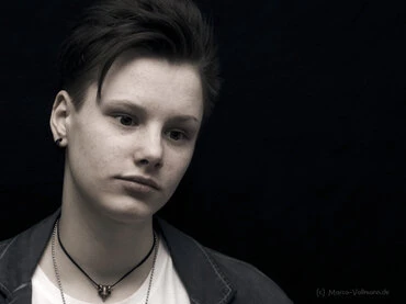 natürliche Portraits junger Männer und Frauen