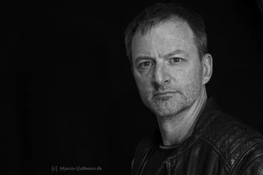 natürliche Portraits junger Männer und Frauen