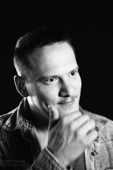 natürliche Portraits junger Männer und Frauen