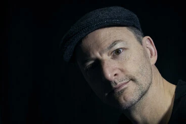 natürliche Portraits junger Männer und Frauen