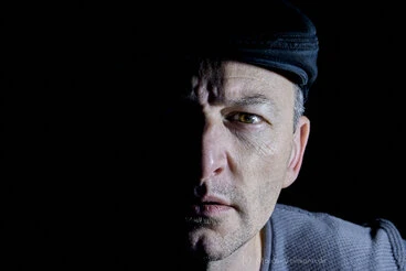 natürliche Portraits junger Männer und Frauen