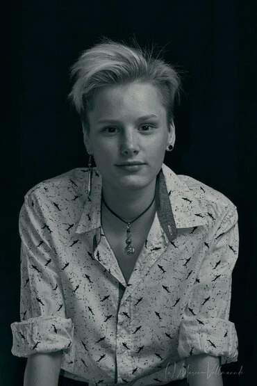 natürliche Portraits junger Männer und Frauen