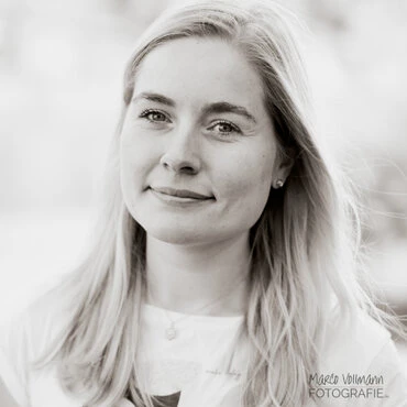 natürliche Portraits junger Männer und Frauen