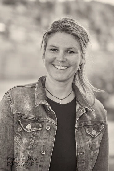 natürliche Portraits junger Männer und Frauen