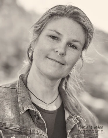 natürliche Portraits junger Männer und Frauen