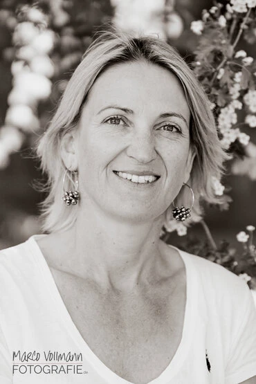 natürliche Portraits junger Männer und Frauen