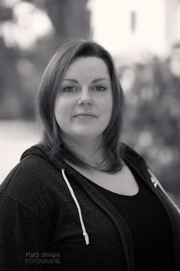 natürliche Portraits junger Männer und Frauen