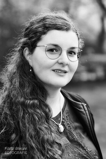 natürliche Portraits junger Männer und Frauen