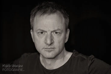 natürliche Portraits junger Männer und Frauen