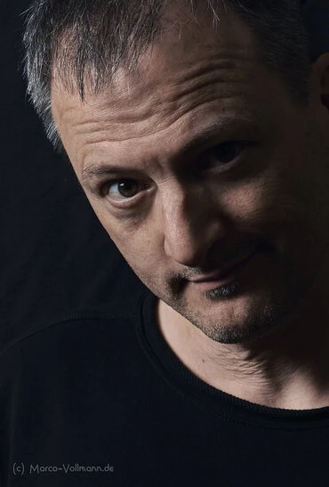 natürliche Portraits junger Männer und Frauen