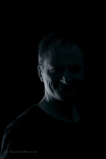 natürliche Portraits junger Männer und Frauen