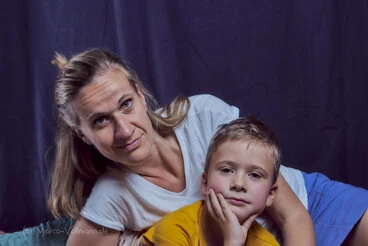 natürliche Portraits junger Männer und Frauen