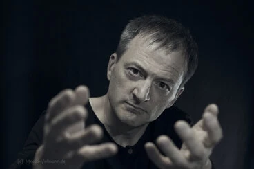 natürliche Portraits junger Männer und Frauen