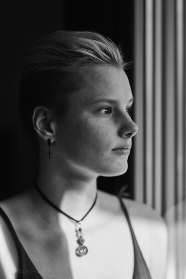 natürliche Portraits junger Männer und Frauen