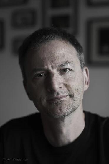 natürliche Portraits junger Männer und Frauen