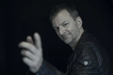 natürliche Portraits junger Männer und Frauen