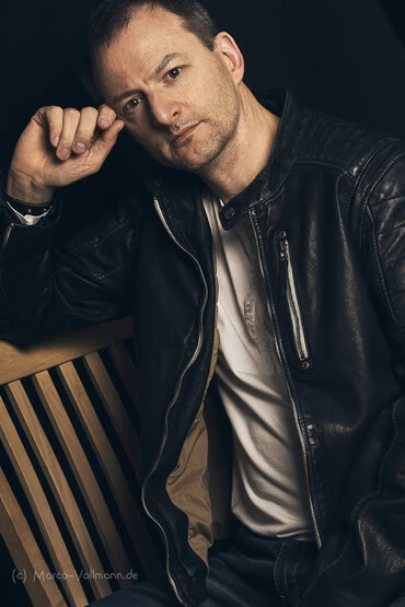 natürliche Portraits junger Männer und Frauen